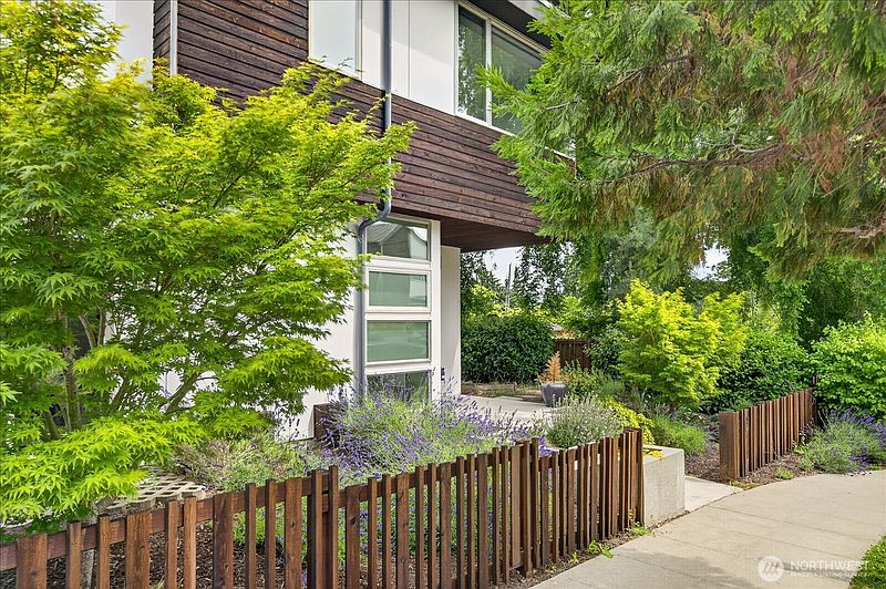 3rd image of 4440 Renton Avenue S