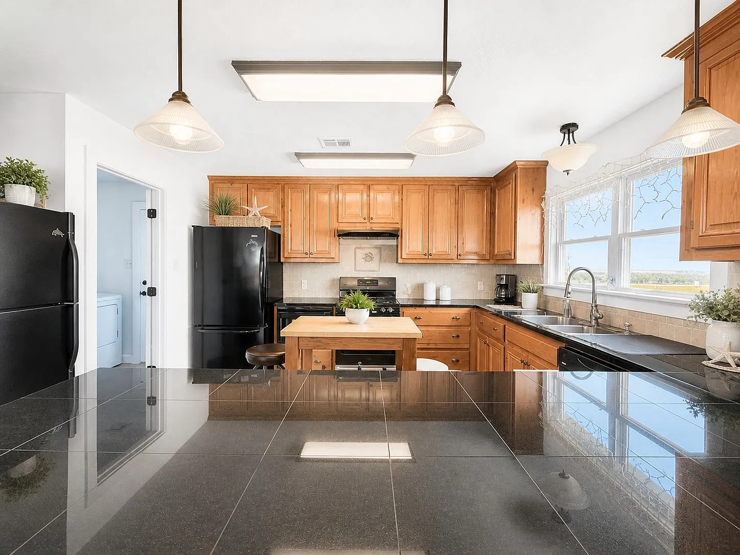3 bed, 3.0 bath, 1500 sqft, $4,500 — Photo 3