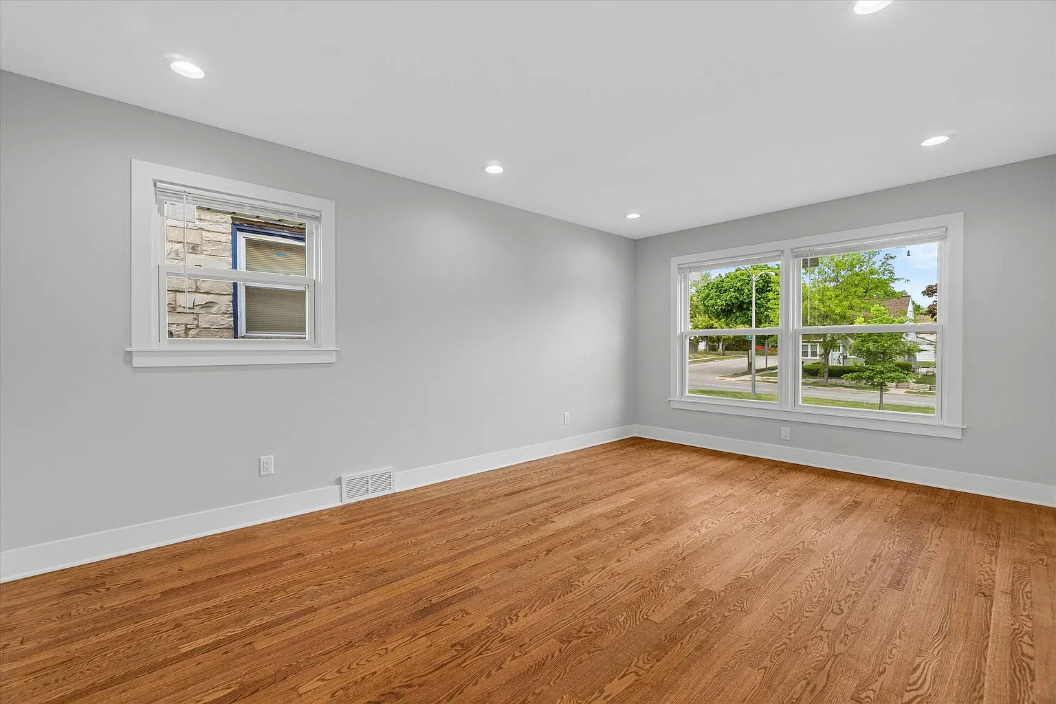 3 bed, 1988 sqft, $1,800 — Photo 2