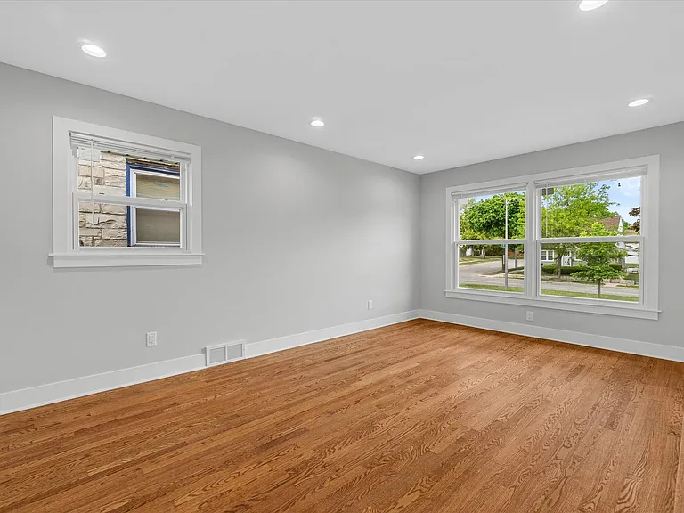 7029 W Hampton Ave — Photo 2