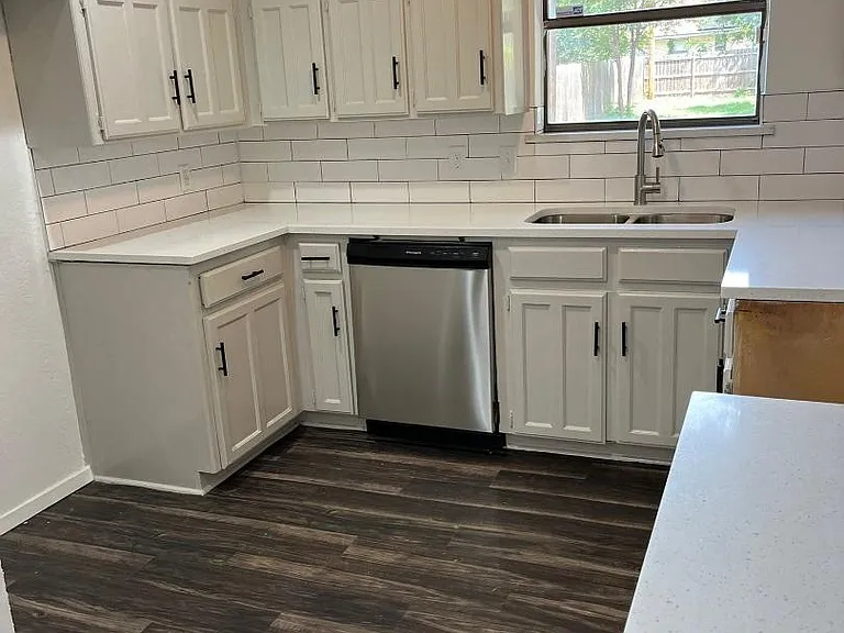 2407 Engleford Dr — Photo 2