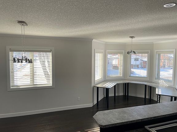 4th image of 72 Athabasca Ave
