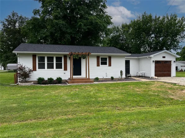 209 E Effingham Ave, Patoka, IL 62875