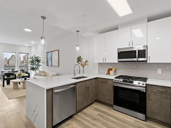2nd image of 412 Whiton St APT 203