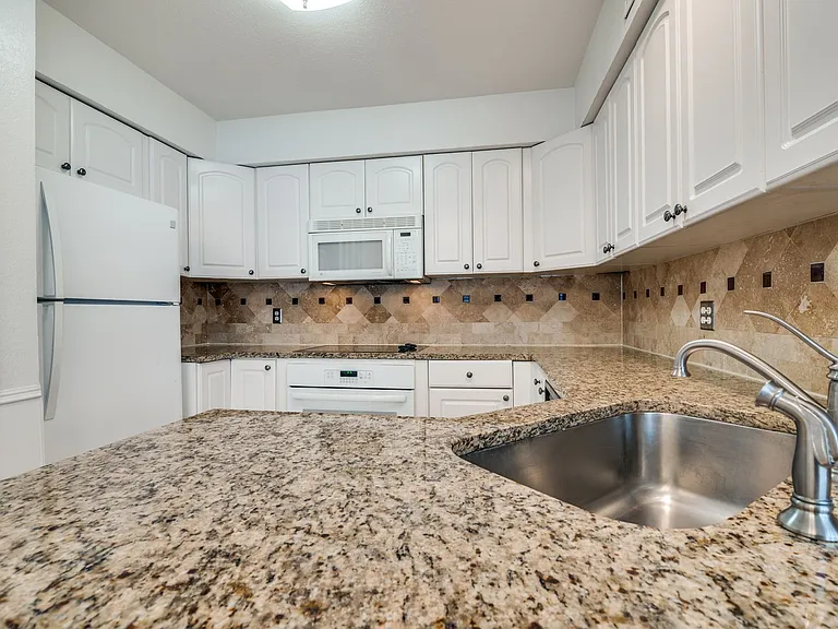 17018 Planters Row — Photo 8