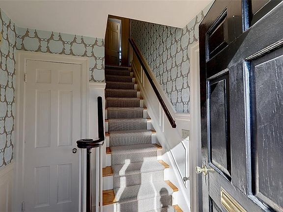 4th image of 166 Hoyt Ave