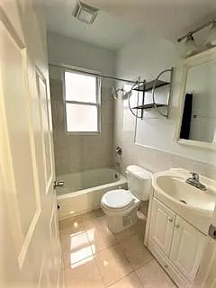 1512 W Erie St #3R — Photo 6