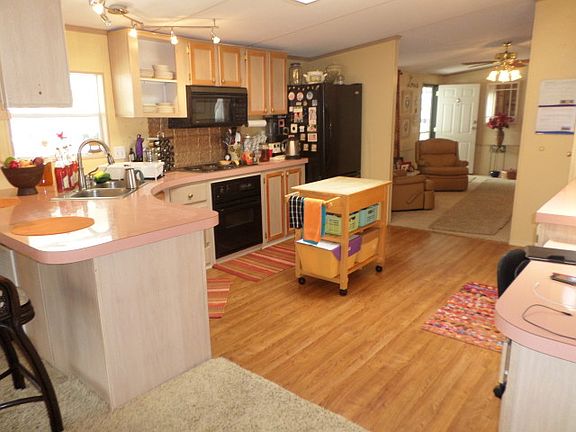 5th image of 400 Camellia Dr
