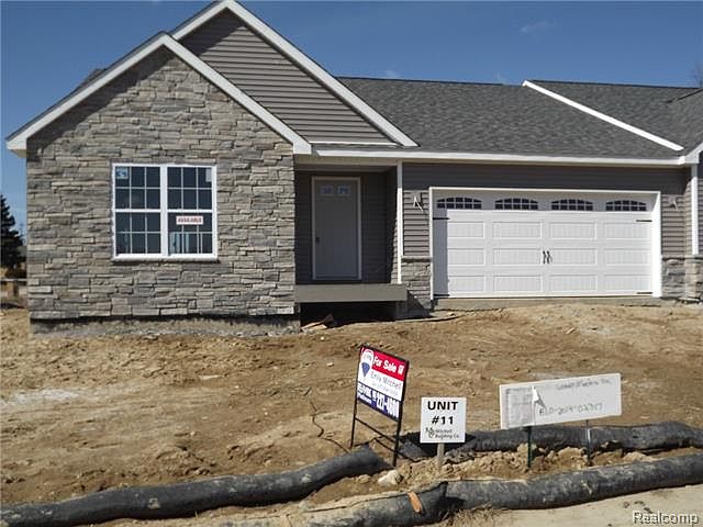 1st image of 2840 Grand Marais Dr