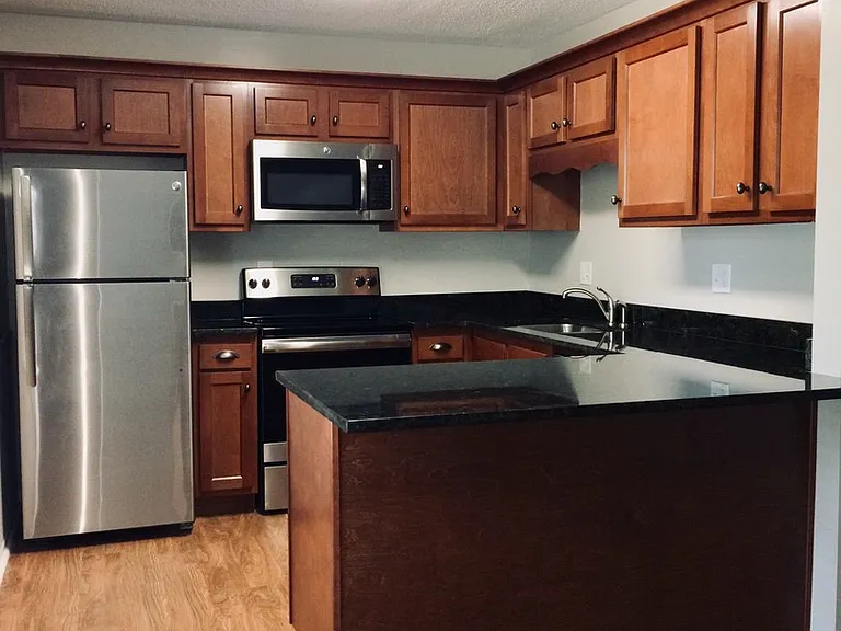 Essex Square Apartments — Photo 22
