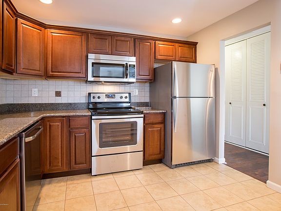 3rd image of 61 Buckingham Drive N