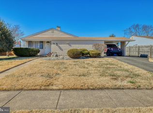 19 Dewberry Ln, Levittown, PA 19055