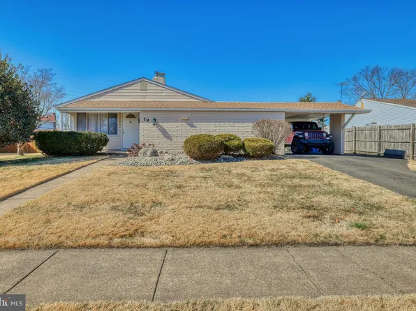 19 Dewberry Ln, Levittown, PA 19055