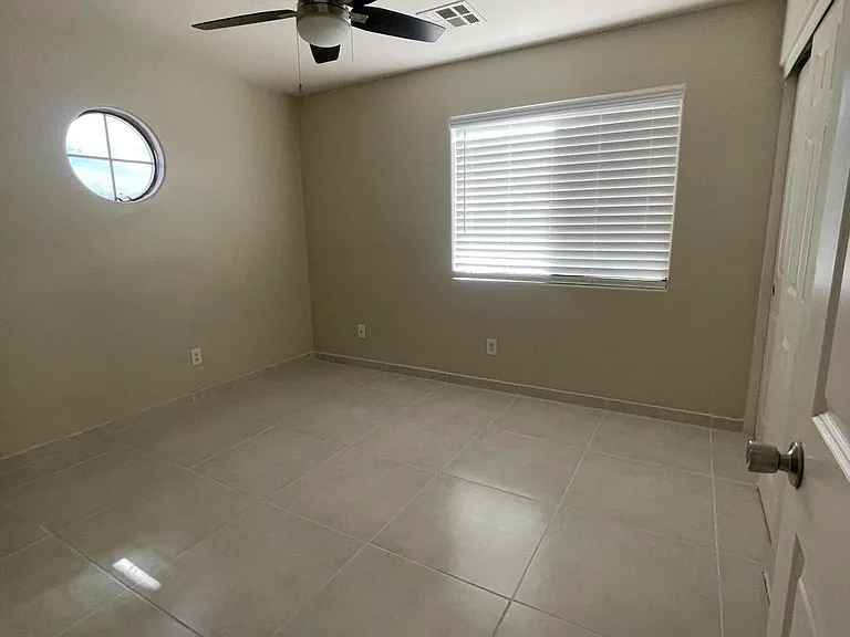 1466 E Holiday Dr — Photo 14