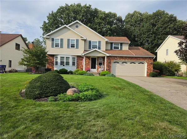 157 Independence Dr, Lockport, NY 14094