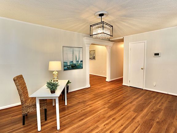 5th image of 1009 Banyan Dr