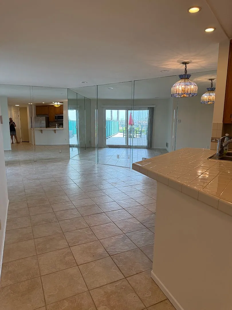 Waterfront Coastal Living at Its Best One Bedroom One Bathroom. — Photo 4