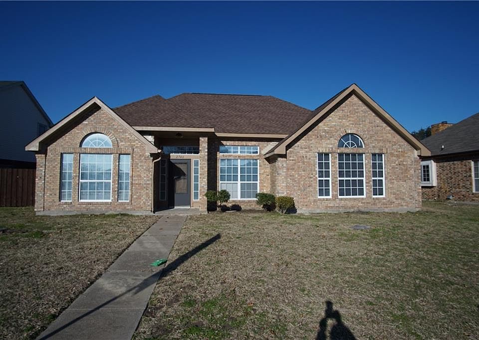 1st image of 2746 Claremont Dr