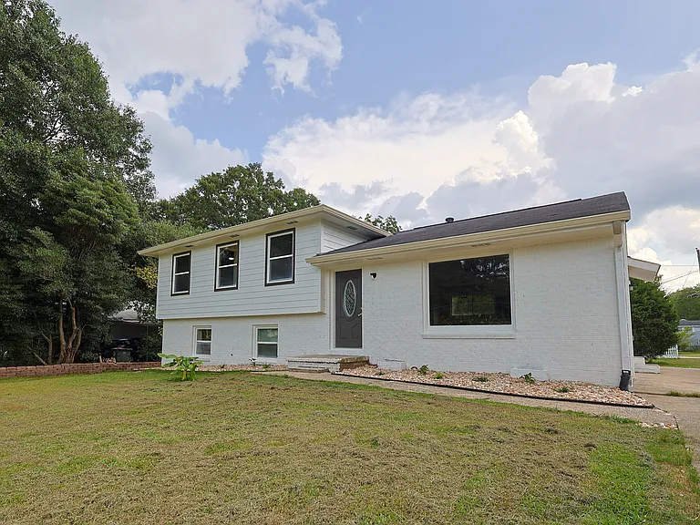 1295 Morrow Rd — Photo 2