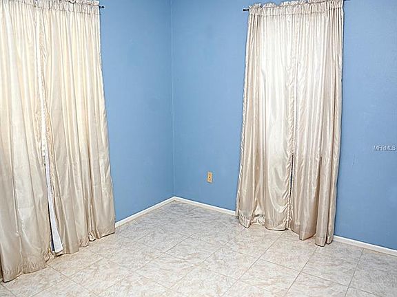 5th image of 111 Tulpan Dr