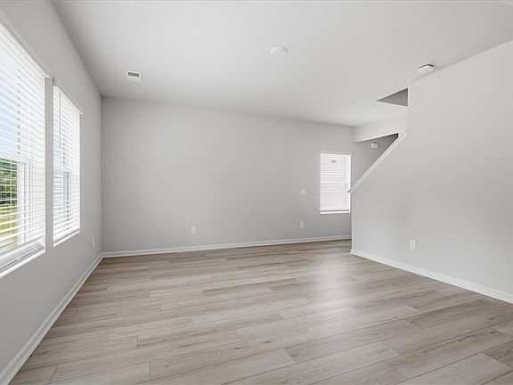 5th image of 271 Fair Cross Cir