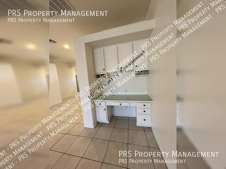 8003 W Clara Ln — Photo 16