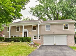 530 Castlewood Ln, Buffalo Grove, IL