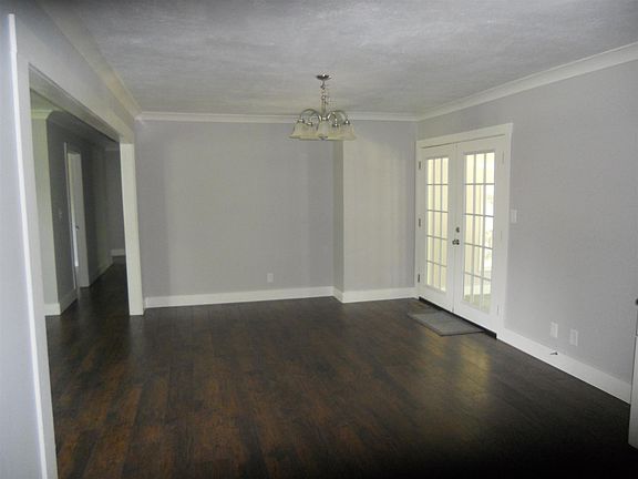 5th image of 302 Greggview St