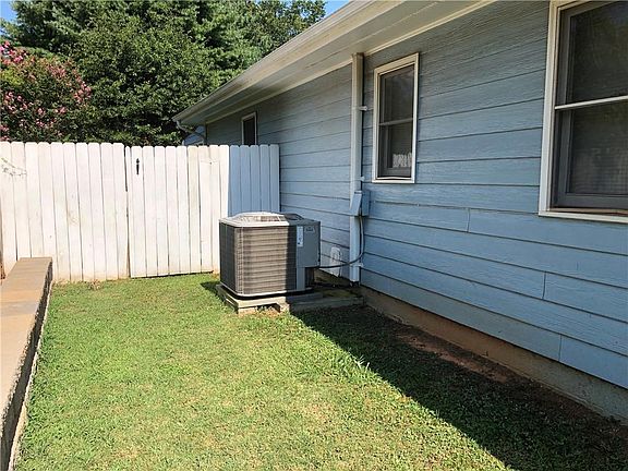 3rd image of 2819 Briar Hill Ln SE