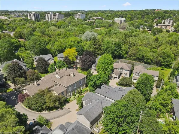 25 Manor Park Cres #11, Guelph, ON N1G 1A2