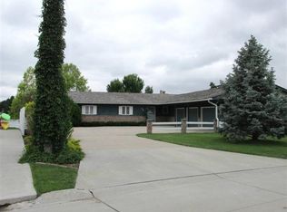620 S Shore Dr, Hastings, NE 68901