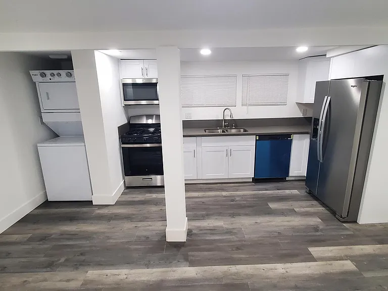 2341 Irving Ave #5 — Photo 2