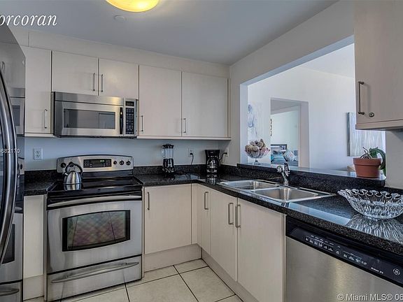3rd image of 225 Collins Ave APT 5K