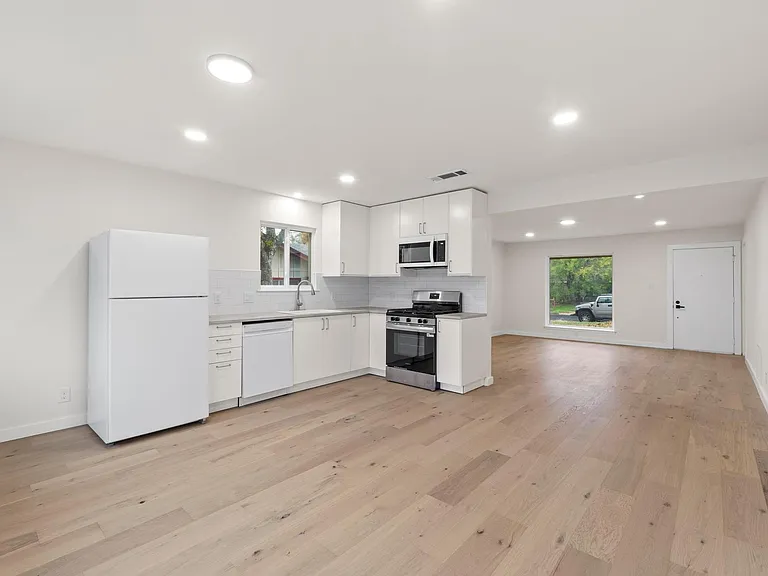 902 Warrington Dr — Photo 7