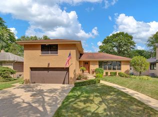 909 S Euclid Ave, Elmhurst, IL 60126