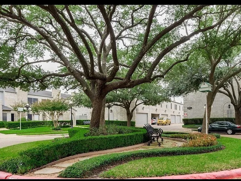 Regency Square Ct — Photo 12