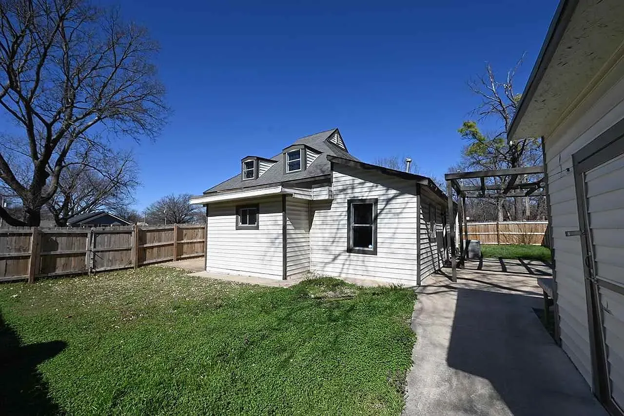 3 bed, 1348 sqft, $625 — Photo 2