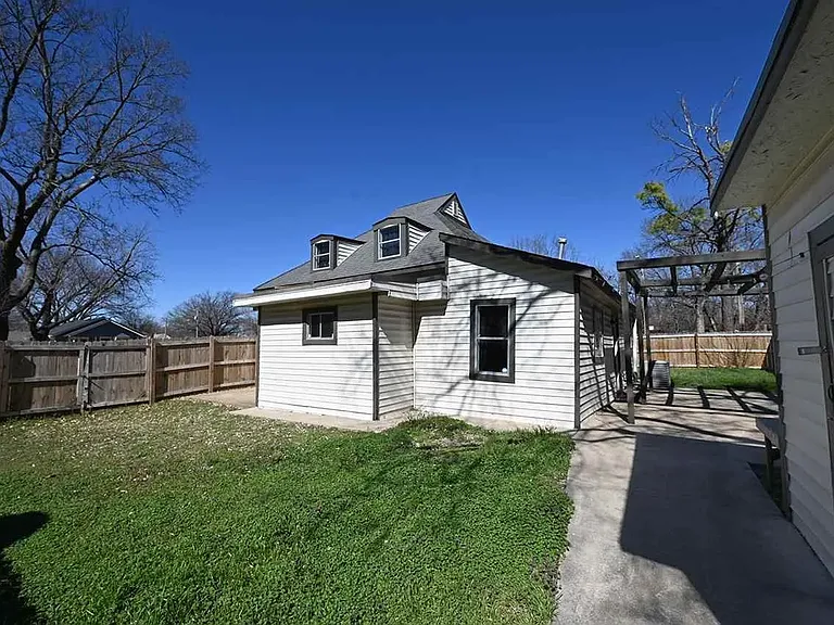 1401 S Lowry St — Photo 2