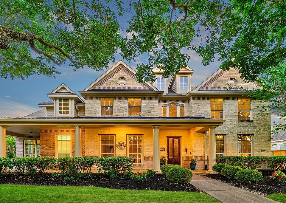 Welcome Home to beautiful and relaxing 822 Lake Grayson Drive!