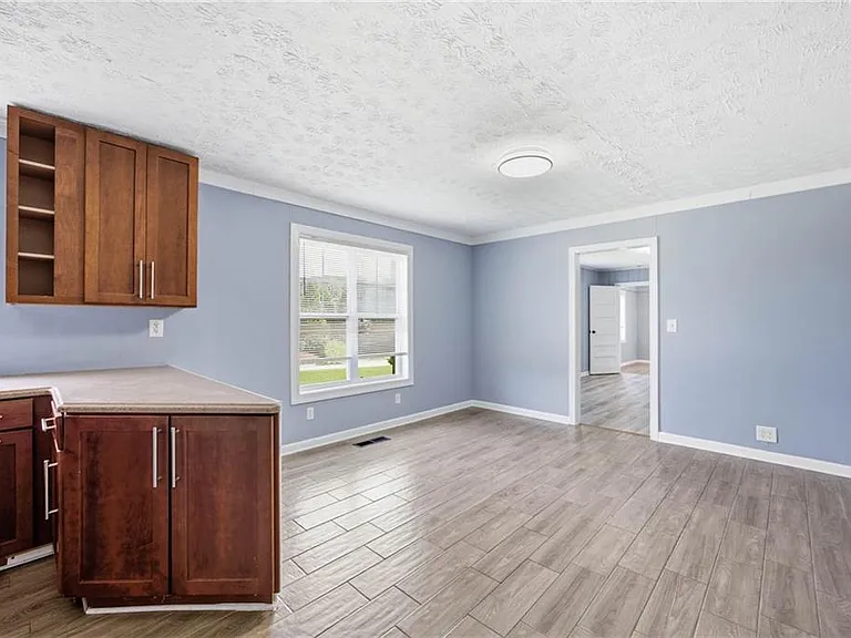 421 E Crogan St — Photo 6