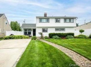 86 Shepherd Ln, Levittown, NY 11756