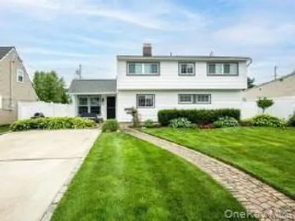86 Shepherd Ln, Levittown, NY 11756