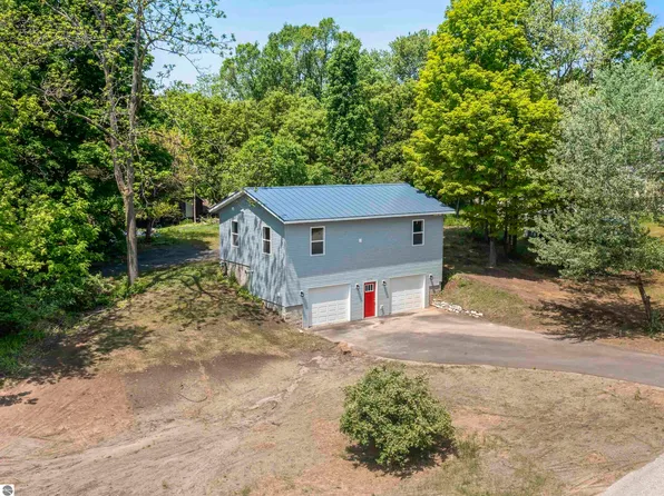 7050 River St, Benzonia, MI 49616