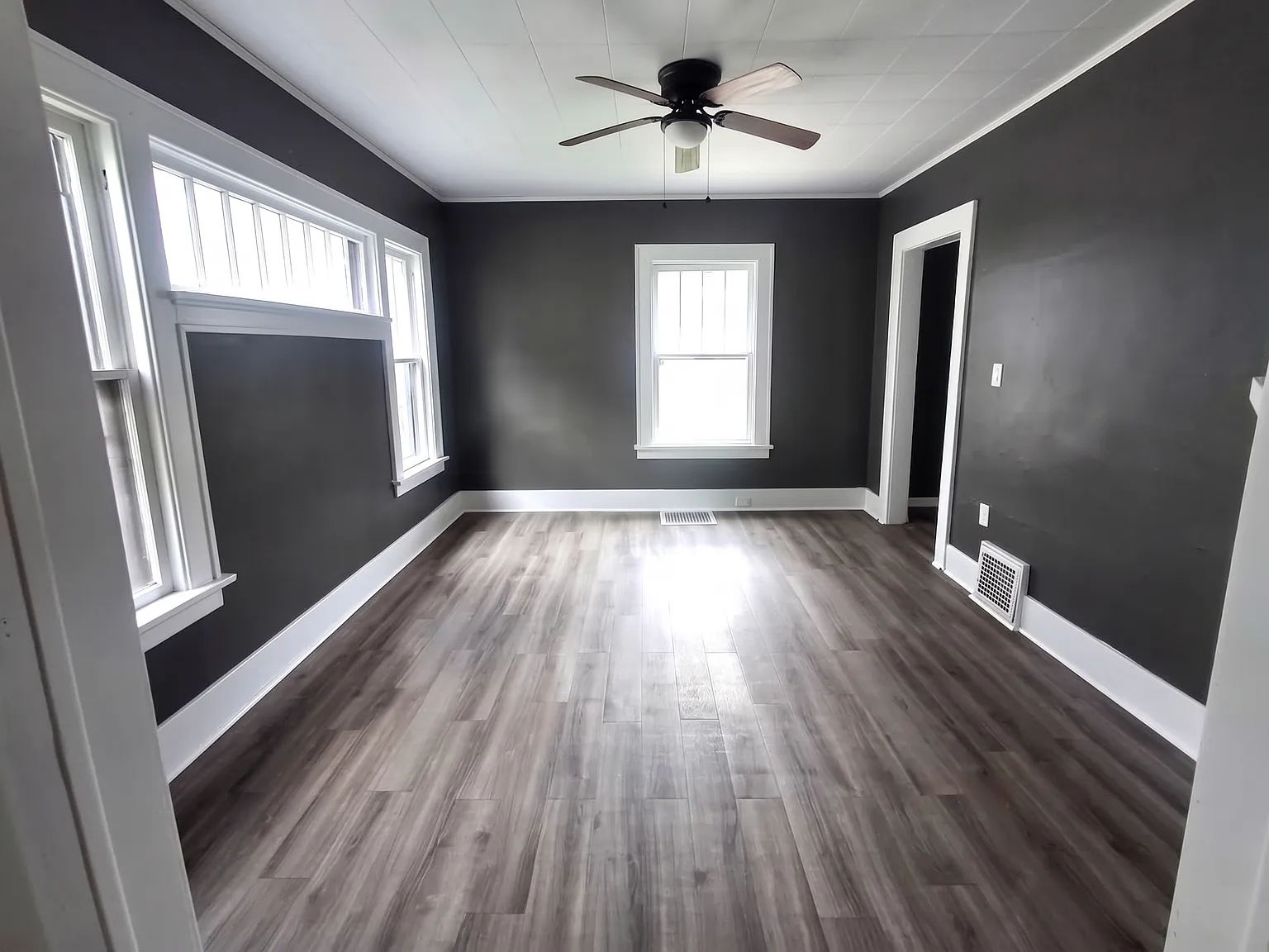 3 bed, 1.5 bath, 1560 sqft, $1,200 — Photo 2