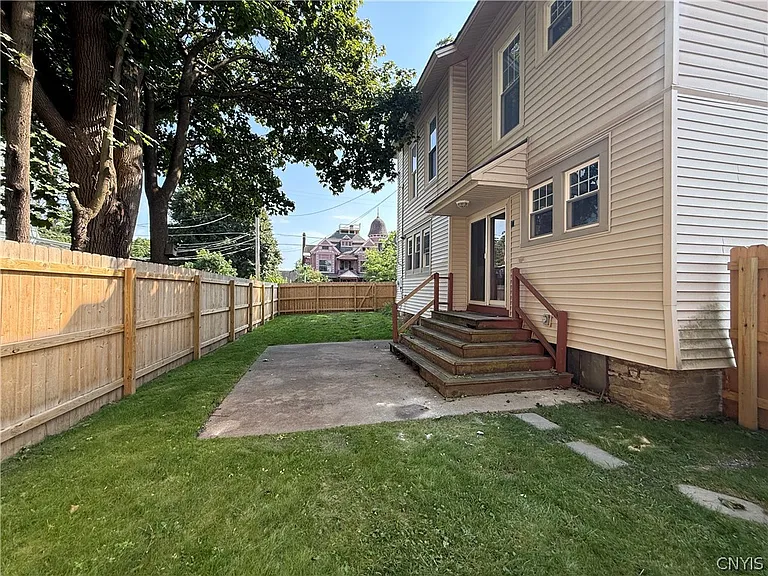 203 Keyes Ave — Photo 3