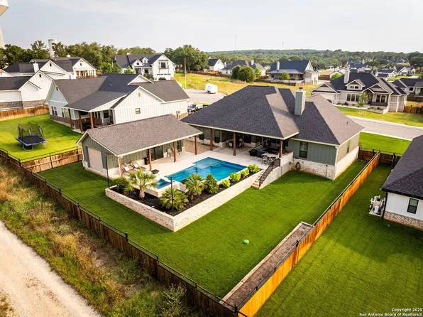 129 Magnolia Cir E, La Vernia, TX 78121