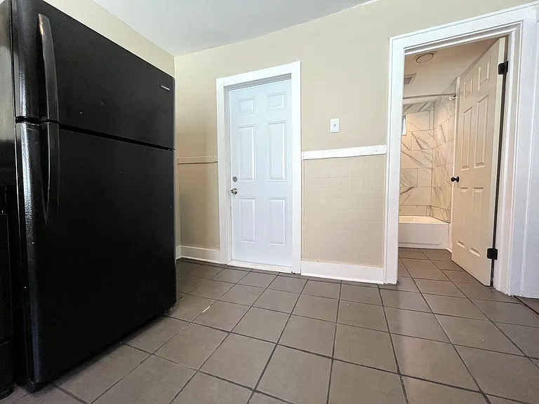 501 Plymouth Ave — Photo 6