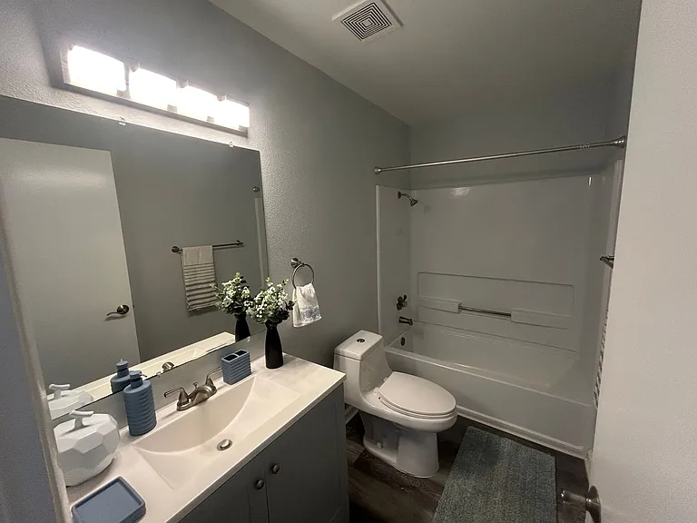 Creekside Apartments — Photo 12
