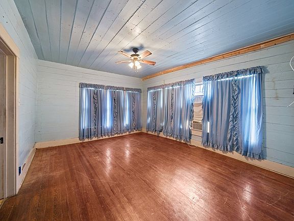 3rd image of 900 Myrta St