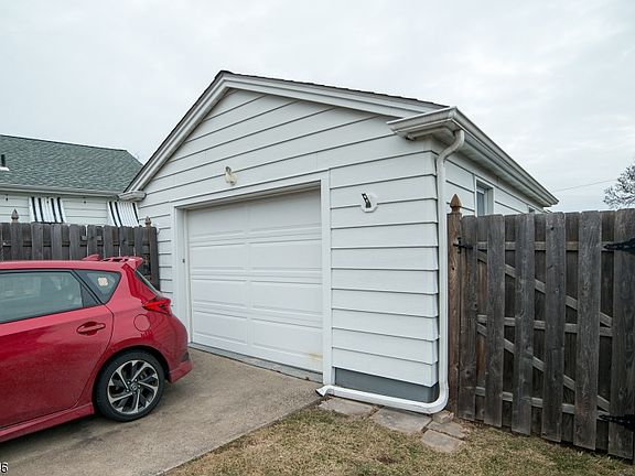 4th image of 1415 Brooks Blvd